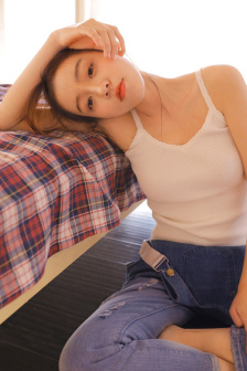 日本多名小学男生偷拍数名女同学换衣服